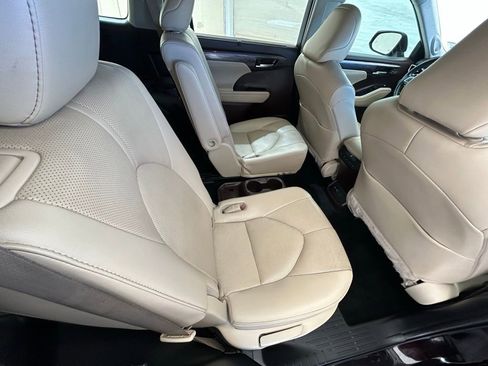 Used 2021 Toyota Highlander Limited image 17