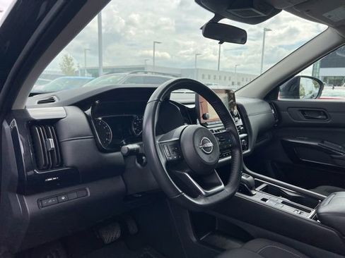 Used 2024 Nissan Pathfinder SV image 9