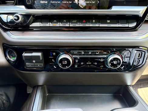 Used 2025 GMC Sierra 1500 SLT w/ SLT Convenience Package AWD/4WD image 30