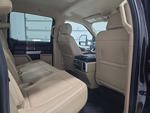 Used 2018 Ford F250 Lariat w/ Chrome Package image 21