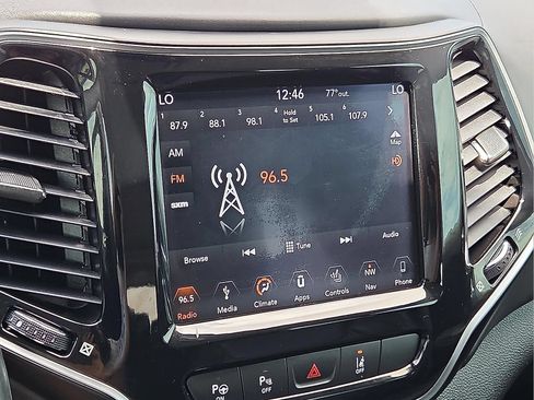 Used 2019 Jeep Cherokee Overland w/ Technology Group AWD/4WD image 19