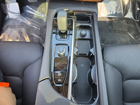 Used 2024 Volvo XC90 B5 Plus AWD/4WD image 17