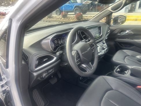 New 2025 Chrysler Pacifica Select image 14