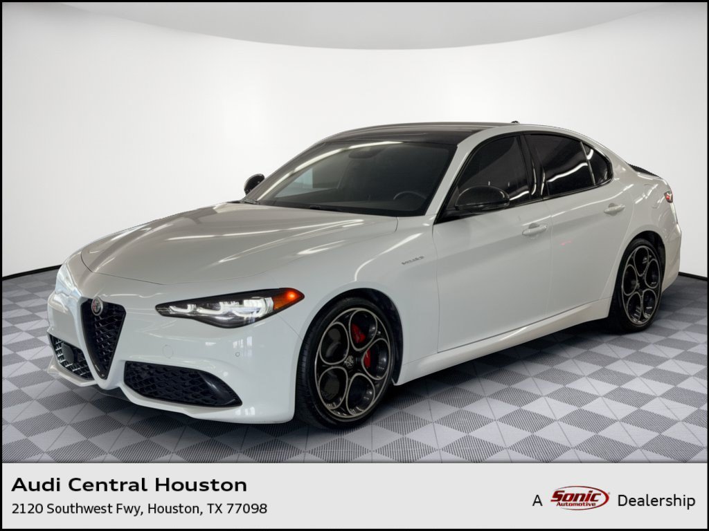 Used 2024 Alfa Romeo Giulia Veloce RWD image 1