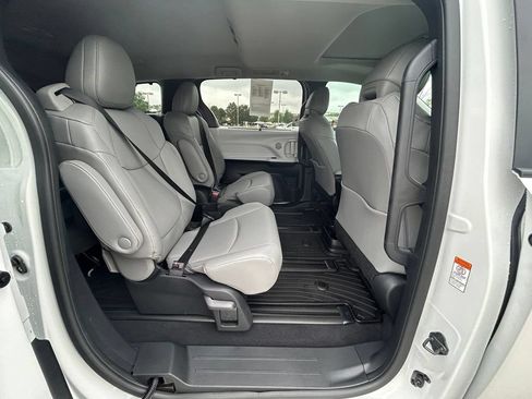 Used 2026 Toyota Sienna XLE FWD image 24