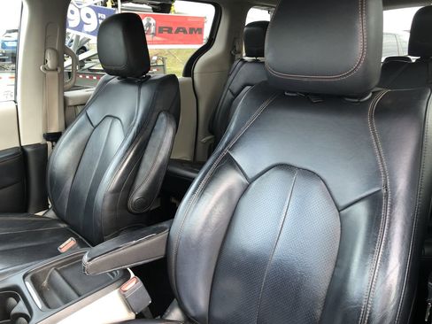 Used 2018 Chrysler Pacifica Touring-L image 15