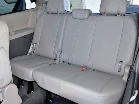 Used 2020 Toyota Sienna XLE w/ XLE Navigation Package image 18