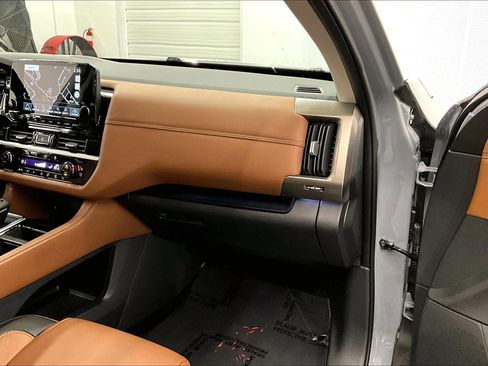 Used 2025 Nissan Pathfinder Platinum AWD/4WD image 19