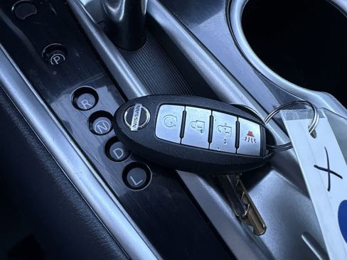 Used 2020 Nissan Pathfinder SV image 19