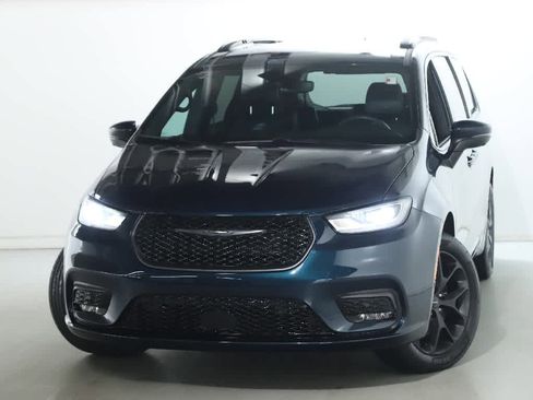 Used 2023 Chrysler Pacifica Touring-L w/ Uconnect Theater Family Group AWD/4WD image 3