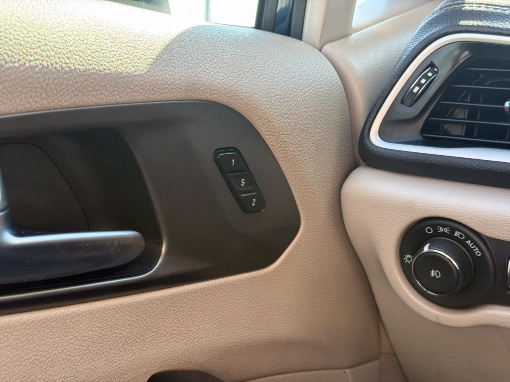 Used 2023 Chrysler Pacifica Touring-L FWD image 26