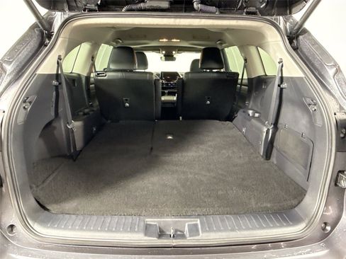 Certified 2024 Toyota Highlander XLE image 42