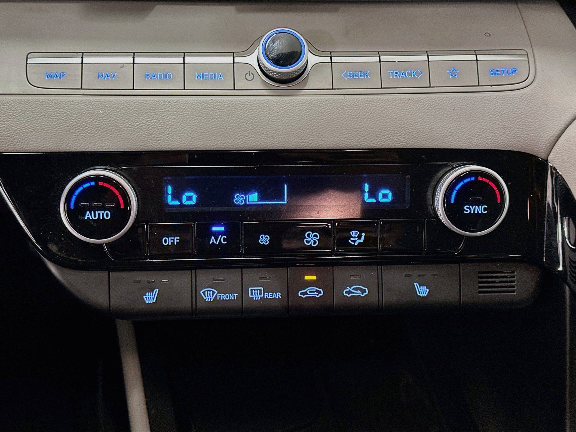 Used 2025 Hyundai Elantra Limited FWD image 24