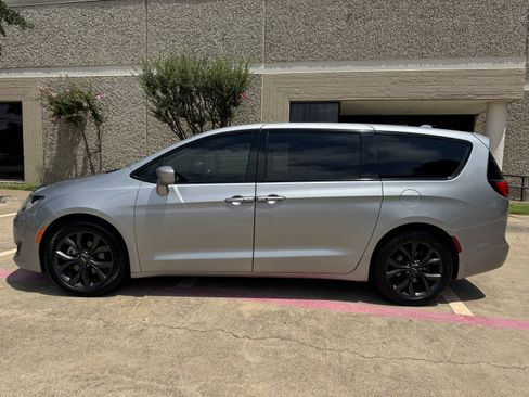 Used 2018 Chrysler Pacifica Touring Plus w/ S Appearance Package FWD image 3