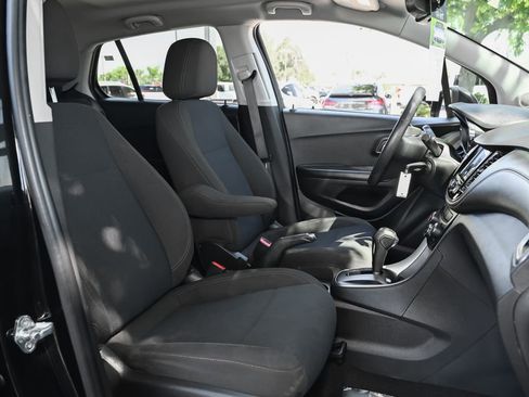 Used 2022 Chevrolet Trax LS w/ Tint and Cruise Package AWD/4WD image 35