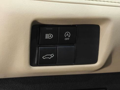 Used 2023 Toyota Highlander XLE AWD/4WD image 12