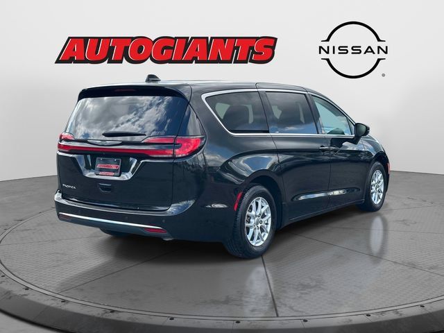 Used 2023 Chrysler Pacifica Touring-L FWD image 4