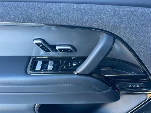 Used 2024 Land Rover Range Rover Sport SE image 12