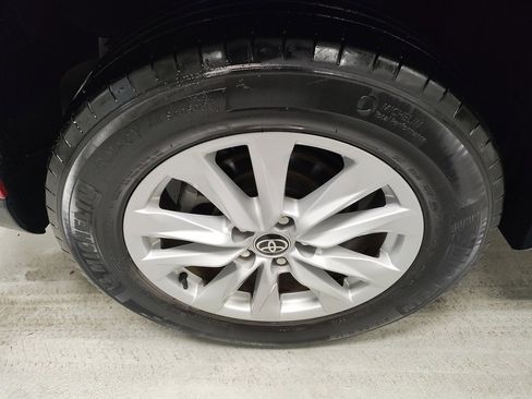 Used 2022 Toyota Corolla Cross LE image 3