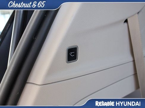 Used 2023 Chrysler Pacifica Touring-L AWD/4WD image 16