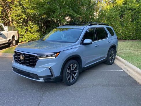 Used 2024 Honda Pilot Touring image 2