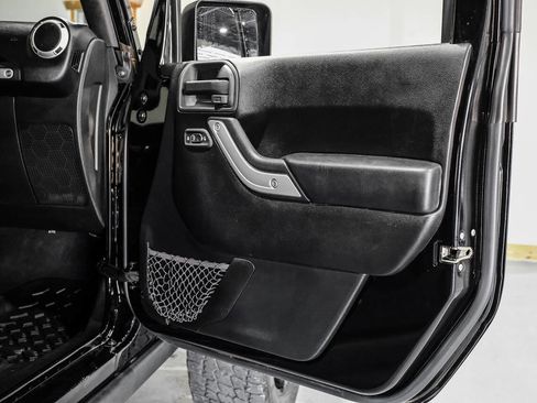 Used 2015 Jeep Wrangler Unlimited Rubicon w/ Connectivity Group AWD/4WD image 40