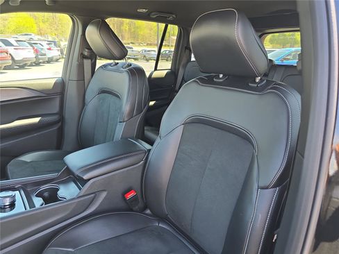 New 2025 Jeep Grand Cherokee Altitude AWD/4WD image 21