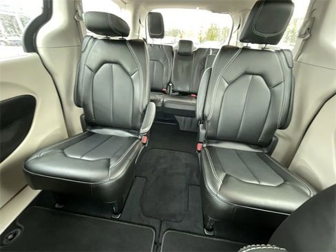 Used 2023 Chrysler Pacifica Touring-L image 16