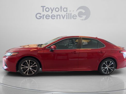 Used 2020 Toyota Camry SE w/ Convenience Package FWD image 2