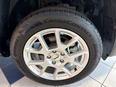 Used 2023 Jeep Renegade Latitude AWD/4WD image 7