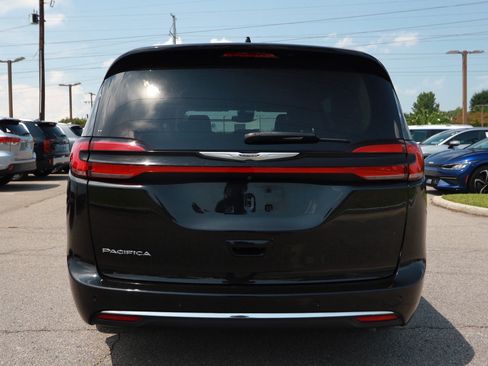Used 2024 Chrysler Pacifica Touring-L FWD image 4
