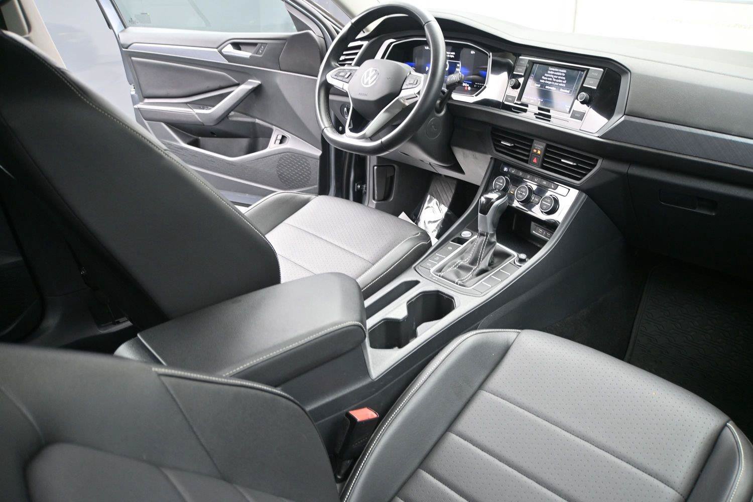 Certified 2023 Volkswagen Jetta SE FWD image 17