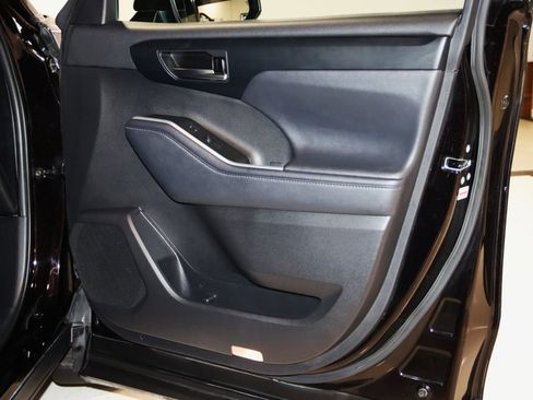 Used 2021 Toyota Highlander XLE image 52