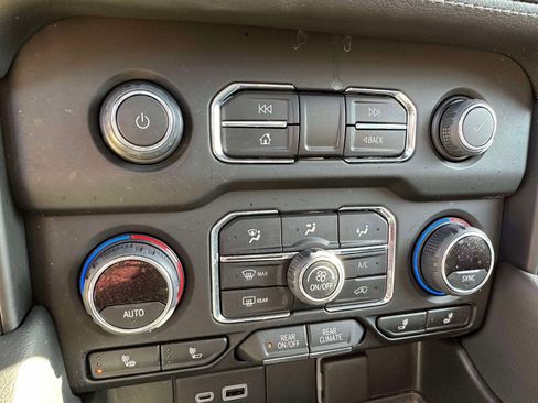 Used 2022 Chevrolet Tahoe Z71 w/ Luxury Package image 31