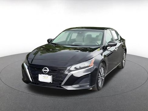 Used 2025 Nissan Altima 2.5 SV FWD image 7