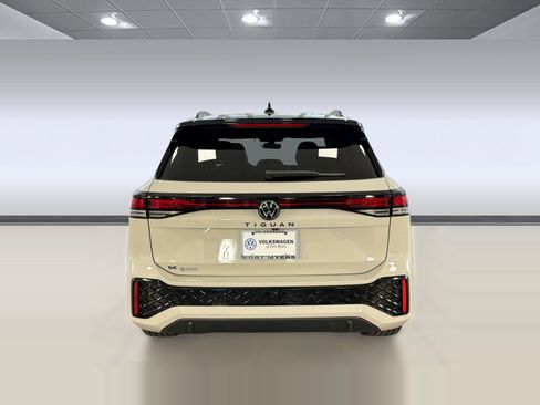 New 2026 Volkswagen Tiguan SE R-Line FWD image 10