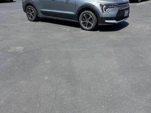 Used 2025 Kia Niro LX FWD image 5