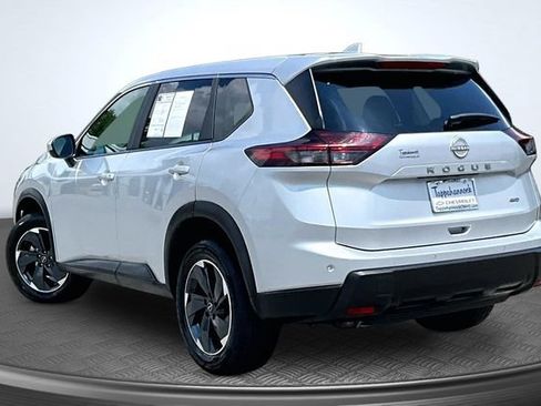 Used 2025 Nissan Rogue SV AWD/4WD image 4