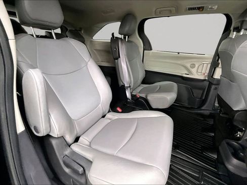 Certified 2022 Toyota Sienna XLE image 24