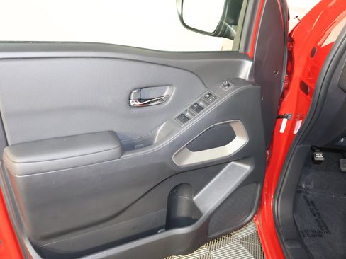 Used 2024 Nissan Frontier SV image 39