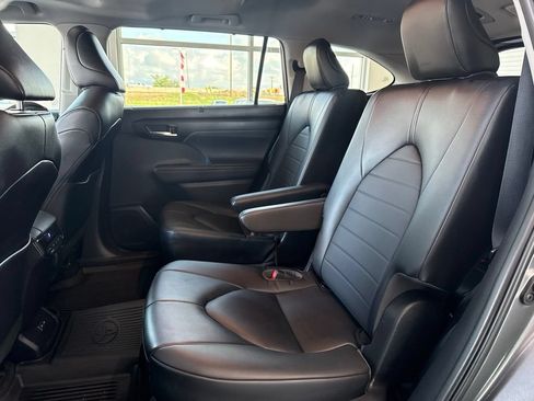 Used 2023 Toyota Highlander XLE FWD image 12