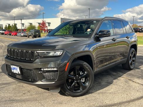 Used 2024 Jeep Grand Cherokee Limited w/ Luxury Tech Group II image 40