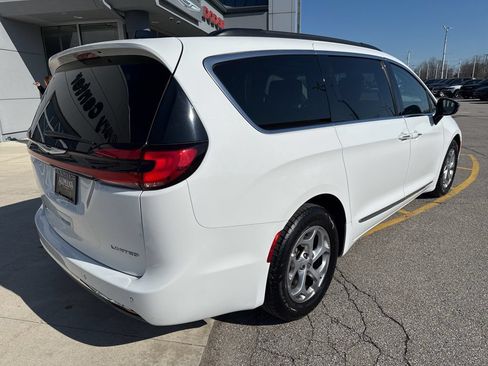 Used 2023 Chrysler Pacifica Limited FWD image 8