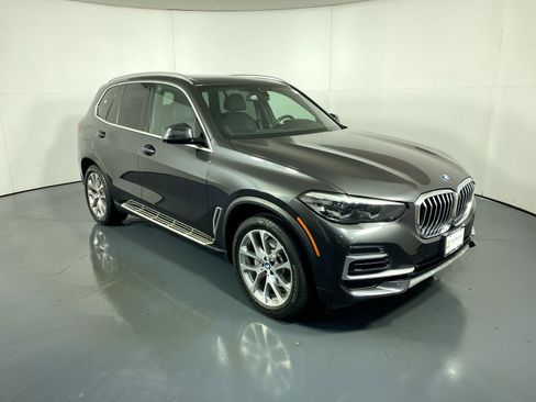 Used 2022 BMW X5 xDrive40i w/ Premium Package image 3