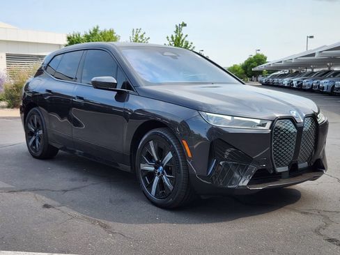 Used 2023 BMW iX xDrive50 w/ Sport Package AWD/4WD image 4
