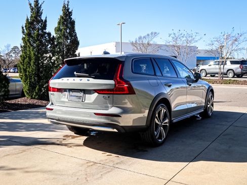 Used 2025 Volvo V60 B5 Cross Country Plus image 10