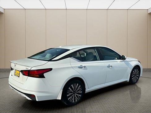 Used 2023 Nissan Altima 2.5 SV w/ SV Premium Package FWD image 3