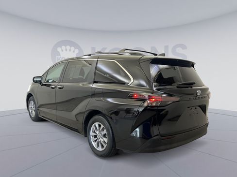 Used 2024 Toyota Sienna XLE w/ XLE Plus Package FWD image 7