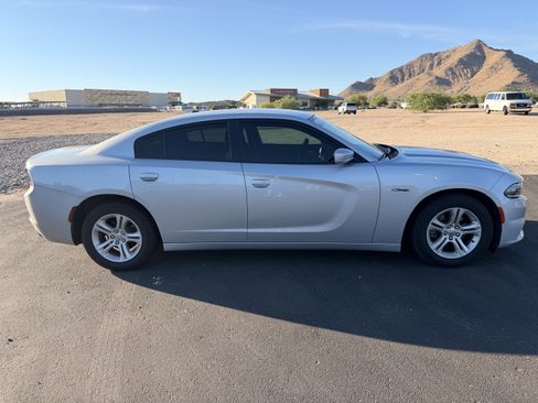 Used 2019 Dodge Charger SXT RWD image 6