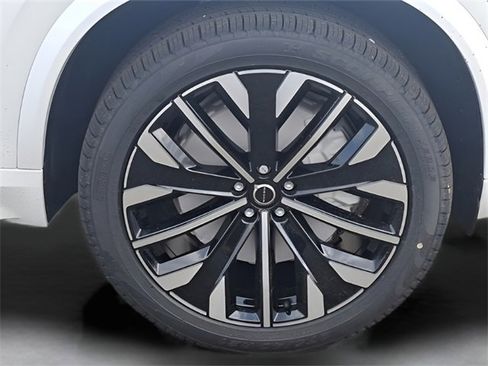 New 2025 Volvo XC90 B6 Plus w/ Protection Package Premier image 9